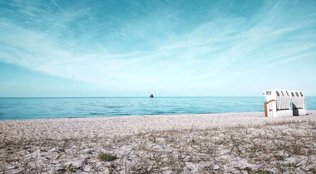 Strand mit Strandkorb und Meer ist typisches für den Norden, genau wie das Nordisch-Lexikon.